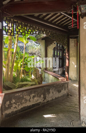Piccolo cortile nell' Yuyuan o il Giardino Yu Yuan a Shanghai Foto Stock