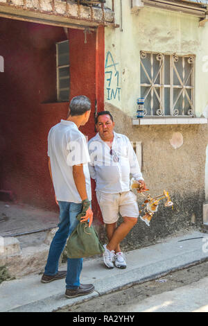 Due uomini ispanica parlando in strada a l'Avana, Cuba, Caraibi Foto Stock