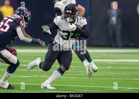 Houston, TX, Stati Uniti d'America. 30 Dic, 2018. Jacksonville Jaguars running back Carlos Hyde (34) porta la palla durante il primo trimestre di NFL di una partita di calcio tra Jacksonville Jaguars e Houston Texans al NRG Stadium di Houston, TX. I Texans hanno vinto il gioco 20 a 3.Trask Smith/CSM/Alamy Live News Foto Stock