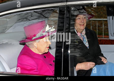 Sandringham, Norfolk, Regno Unito. 30 Dic, 2018. Sua Maestà la Regina Elisabetta II assiste la basilica di Santa Maria Maddalena in chiesa la domenica mattina, servizio in Sandringham, Norfolk, il 30 dicembre 2018. Credito: Paolo Marriott/Alamy Live News Foto Stock