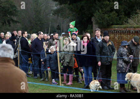 Sandringham, Norfolk, Regno Unito. 30 Dic, 2018. Folle immense girato fuori per vedere HM Queen Elizabeth II come ella assiste la basilica di Santa Maria Maddalena in chiesa la domenica mattina, servizio in Sandringham, Norfolk, il 30 dicembre 2018. Credito: Paolo Marriott/Alamy Live News Foto Stock