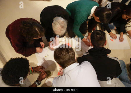 Madrid, Spagna. 30 Dic, 2018. I giovani volontari pratica creazione di mosaico in un workshop. Frère Alois, priore della comunità di Taizé, ha annunciato la città polacca di Wroclaw come città ospite per il 2019 pellegrinaggio di fiducia sulla terra a una conferenza stampa e la preghiera della sera. La terza giornata del 2018 pellegrinaggio di fiducia sulla terra videro anche preghiere e workshop con i religiosi, nonché sociale e culturale i temi per i partecipanti. Credito: Michael Debets/Alamy Live News Foto Stock