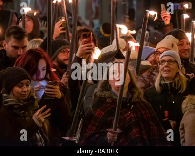 Edimburgo, Scozia, Regno Unito. Il 30 dicembre, 2018. Torchbearers all'inizio della spettacolare processione aux flambeaux attraverso le strade della capitale che è la manifestazione di apertura per avviare la città è di nuovo anno le celebrazioni. Torchbearers camminato lungo il Royal Mile e riuniti in Holyrood Park di organizzare il contorno della mappa della Scozia con il fuoco. La processione è stato guidato da PyroCeltica e Harbingers Drum'equipaggio. Credito: Berretto Alamy/Live News Foto Stock