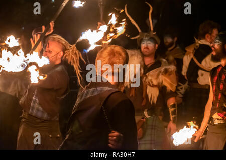 Edimburgo, Scozia, Regno Unito. Il 30 dicembre, 2018. Perfoming PyroCeltica durante la spettacolare processione aux flambeaux attraverso le strade della capitale che è la manifestazione di apertura per avviare la città è di nuovo anno le celebrazioni. Torchbearers camminato lungo il Royal Mile e riuniti in Holyrood Park di organizzare il contorno della mappa della Scozia con il fuoco. La processione è stato guidato da PyroCeltica e Harbingers Drum'equipaggio. Credito: Berretto Alamy/Live News Foto Stock