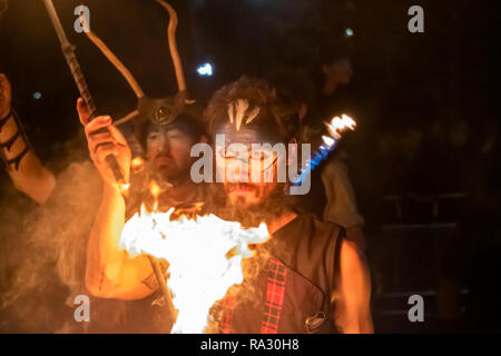 Edimburgo, Scozia, Regno Unito. Il 30 dicembre, 2018. Perfoming PyroCeltica durante la spettacolare processione aux flambeaux attraverso le strade della capitale che è la manifestazione di apertura per avviare la città è di nuovo anno le celebrazioni. Torchbearers camminato lungo il Royal Mile e riuniti in Holyrood Park di organizzare il contorno della mappa della Scozia con il fuoco. La processione è stato guidato da PyroCeltica e Harbingers Drum'equipaggio. Credito: Berretto Alamy/Live News Foto Stock