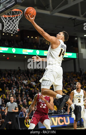 Richmond, Virginia, Stati Uniti d'America. 30 Dic, 2018. MARCUS SANTOS-SILVA (14) punteggi durante il gioco presso EJ WADE Arena di Richmond, Virginia. Credito: Amy Sanderson/ZUMA filo/Alamy Live News Foto Stock