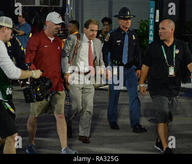 Giardini di Miami, FL, Stati Uniti d'America. 29 Dic, 2018. Alabama Crimson Tide allenatore Nick Saban arriva durante il College Football Playoff semifinale partita a Capital One Bowl arancione sul dicembre 29, 2018 all'Hard Rock Stadium di Miami, Florida. Credito: Mpi04/media/punzone Alamy Live News Foto Stock