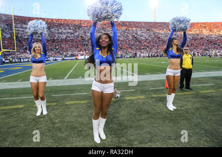 Los Angeles, CA, Stati Uniti d'America. 30 Dic, 2018. Rams Cheerleaders durante la NFL San Francisco 49ers vs Los Angeles Rams presso il Los Angeles Memorial Coliseum di Los Angeles, Ca il 30 dicembre 2018. Jevone Moore Credito: csm/Alamy Live News Foto Stock