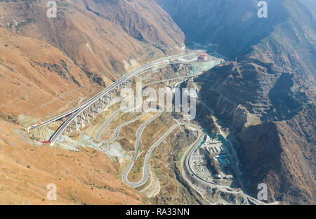 (181231) -- Ya'an, 31 dic. 2018 (Xinhua) -- Foto aeree prese il 30 dicembre, 2018 mostra un'autostrada che collega per il Ya'UN-Kangding expressway in Luding contea del sud-ovest della Cina di provincia di Sichuan. Una superstrada che collega Ya an e Kangding nel sud-ovest della Cina di provincia di Sichuan è andato in funzionamento di prova Lunedi mattina, segnando la lunghezza totale di expressways in provincia a 7,238 km. La costruzione della superstrada è stata completata con nove mesi di anticipo rispetto alla pianificazione. Sarà la seconda strada in un Ganzi tibetano prefettura autonoma del Sichuan dopo la National Highway 318, che conduce a Lha Foto Stock