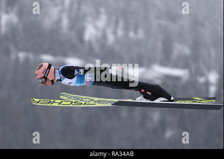 Garmisch Partenkirchen, Germania. 31 Dic, 2018. Coppa del mondo, Torneo delle quattro colline, grandi colline, uomini, qualifica. Stefan Kraft, ski ponticello da Austria, salti nel turno di prove. Credito: Daniel Karmann/dpa/Alamy Live News Foto Stock