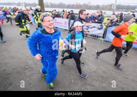 Hannover, Germania. 31 Dic, 2018. Numerose parzialmente mascherata la gente a prendere parte al Capodanno corrono il Maschsee. Foto: Clemens Heidrich/dpa Credito: dpa picture alliance/Alamy Live News Foto Stock