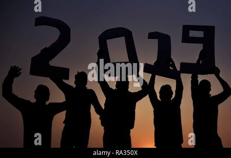 Di Allahabad, Uttar Pradesh, India. 31 Dic, 2018. Di Allahabad: Ragazzi tenere intagli che leggere '2019', alla vigilia di Capodanno, nel credito di Allahabad: Prabhat Kumar Verma/ZUMA filo/Alamy Live News Foto Stock