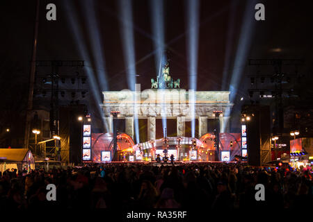 Berlino, Germania. 31 Dic, 2018. Migliaia di spettatori guarda la Germania la più grande festa di Capodanno presso la Porta di Brandeburgo. Credito: Monika Skolimowska/dpa-Zentralbild/dpa/Alamy Live News Foto Stock