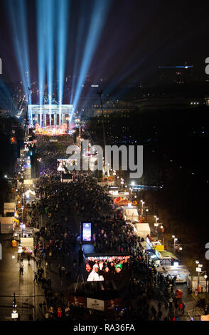 Berlino, Germania. 31 Dic, 2018. Migliaia di spettatori guarda la Germania la più grande festa di Capodanno presso la Porta di Brandeburgo. Credito: Monika Skolimowska/dpa-Zentralbild/dpa/Alamy Live News Foto Stock