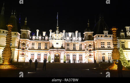 Waddesdon Manor, Buckinghamshire, UK. Il carnevale di Natale luminarie Vigilia di Capodanno 2018. Schermi di natale e sentieri di luce continua fino al 2 gennaio. Credito: Susie Kearley/Alamy Live News Foto Stock