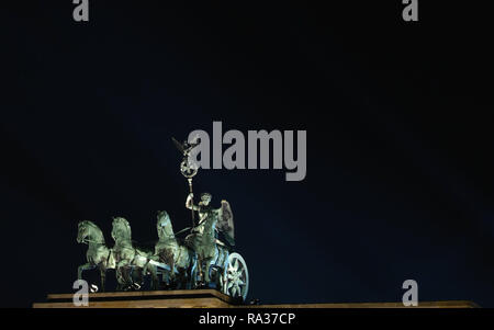 Berlino, Germania. 31 Dic, 2018. La Quadriga illuminato sulla Porta di Brandeburgo. Credito: Monika Skolimowska/dpa-Zentralbild/dpa/Alamy Live News Foto Stock