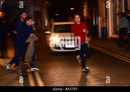 Aberystwyth Wales UK, feste di Capodanno del 31 dicembre 2018 - 01 gennaio 2019 persone per le strade per celebrare l'inizio del nuovo anno 2019 in Aberystwyth sulla costa occidentale del Galles foto © Keith Morris / Alamy Live News Foto Stock