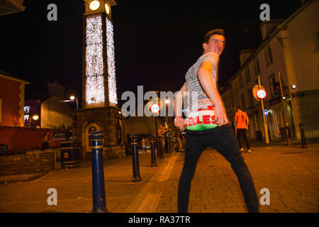Aberystwyth, Wales, Regno Unito. Il 31 dicembre 2018. Gruppi di giovani in giro per le strade in Aberystwyth Wales , avendo divertimento che celebra l'inizio del 2019 anno nuovo. Photo credit: Keith Morris/ Alamy Live News Foto Stock