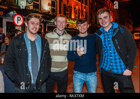 Bantry, West Cork, Irlanda. 1a gen, 2019. La gente per le strade di Bantry stasera, celebrando l'inizio del nuovo anno, 2019. Credito: Andy Gibson/Alamy Live News. Foto Stock