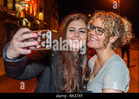 Bantry, West Cork, Irlanda. 1a gen, 2019. La gente per le strade di Bantry stasera, celebrando l'inizio del nuovo anno, 2019. Credito: Andy Gibson/Alamy Live News. Foto Stock