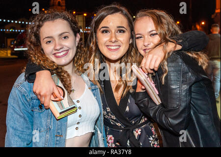 Bantry, West Cork, Irlanda. 1a gen, 2019. La gente per le strade di Bantry stasera, celebrando l'inizio del nuovo anno, 2019. Credito: Andy Gibson/Alamy Live News. Foto Stock