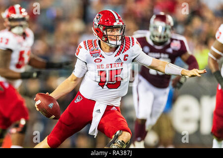 Jacksonville, Florida, Stati Uniti d'America. 31 dic 2018. North Carolina State Wolfpack quarterback Ryan Finley (15) durante il Gator TaxSlayer Bowl NCAA College Football bowl gioco tra Texas A&M e NC membro lunedì 31 dicembre 2018 a TIAA nel campo Banca di Jacksonville, FL. Giacobbe Kupferman/CSM Credito: Cal Sport Media/Alamy Live News Foto Stock