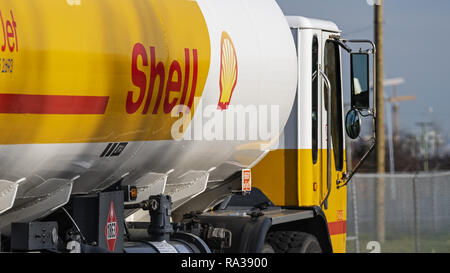 Richmond, British Columbia, Canada. Xii Nov, 2018. Un guscio del combustibile per aviazione carrello all'Aeroporto Internazionale di Vancouver. Credito: Bayne Stanley/ZUMA filo/Alamy Live News Foto Stock