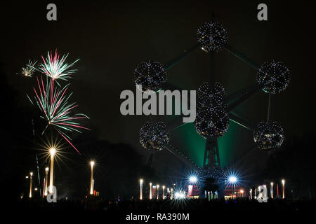 Bruxelles. 1a gen, 2019. Fuochi d'artificio sono visibili nel cielo dietro l'Atomium di Bruxelles in Belgio il 1 gennaio, 2019 per festeggiare il nuovo anno. Credito: Zheng Huansong/Xinhua/Alamy Live News Foto Stock