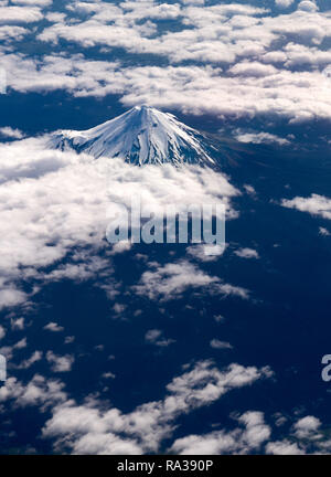 New Plymouth. 8 Novembre, 2018. File foto scattata il 9 novembre 8, 2018 mostra una veduta aerea di Mount Taranaki in New Plymouth, Nuova Zelanda. Popolo chiamato Mount Taranaki bella ma mortale poiché quasi un centinaio di persone sono morte in incidenti di arrampicata sulle pendici del Monte taranaki poiché i record ha cominciato in 1890. Lo scienziato locale previsto che Mt Taranaki è dovuto geologicamente per una eruzione - e non poteva essere catastrofiche se è accaduto un giorno. Credito: Guo Lei/Xinhua/Alamy Live News Foto Stock