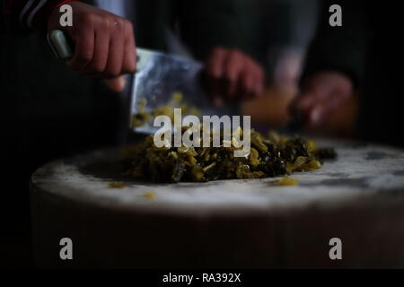 (190101) -- JULIAN, GEN. 1, 2019 (Xinhua) -- una ragazza costolette di Cavolo sott'olio per cucinare durante l'ora di pranzo a Haoba central school in Junlian contea di Yibin città nel sud-ovest della Cina di provincia di Sichuan, a 8 Dicembre, 2018. Come alloggio studenti, i giocatori hanno a cucinare per sé durante i fine settimana. Situato nel vasto Wumeng montagne del sud-ovest della Cina di provincia di Sichuan, Haoba central school è un periodo di nove anni di scuola fornendo istruzione elementare e la scuola media di istruzione, proprio come le altre scuole in questa zona di montagna. Tuttavia, una squadra di basket formata da studenti di sesso femminile reso la scuola abbastanza famoso Foto Stock