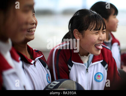 (190101) -- JULIAN, GEN. 1, 2019 (Xinhua) -- Zhou Qing (2R) della squadra di basket reagisce durante una sessione di formazione a Haoba central school in Junlian contea di Yibin città nel sud-ovest della Cina di provincia di Sichuan, il 7 dicembre, 2018. Situato nel vasto Wumeng montagne del sud-ovest della Cina di provincia di Sichuan, Haoba central school è un periodo di nove anni di scuola fornendo istruzione elementare e la scuola media di istruzione, proprio come le altre scuole in questa zona di montagna. Tuttavia, una squadra di basket formata da studenti di sesso femminile reso la scuola abbastanza famoso nel suo township, anche in città vicine. Il team è stato trovato Foto Stock