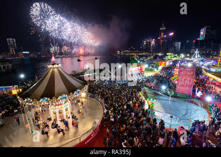 Hong Kong, Hong Kong, Cina. 1a gen, 2019. Il carnevale di AIA presso la centrale di Harborfornt. Fuochi d'artificio benvenuti nel 2019 sul Victoria Harbour dall'AIA credito carnevale: Jayne Russell/ZUMA filo/Alamy Live News Foto Stock