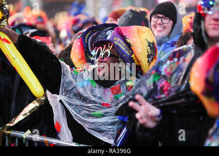 New York, Stati Uniti d'America. 1a gen, 2019. Persone allegria come il nuovo anno arriva durante l annuale Veglione di Capodanno a Times Square a New York, Stati Uniti, 1 gennaio, 2019. Credito: Wang Ying/Xinhua/Alamy Live News Foto Stock
