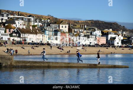 Lyme Regis, Dorset. Il 1° gennaio 2019. Regno Unito: Meteo persone godere il caldo e soleggiato a Lyme Regis, Dorset Credito: Finnbarr Webster/Alamy Live News Foto Stock
