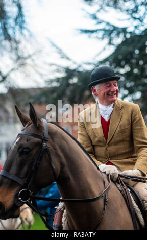 Melton Mowbray, Leicestershire, Regno Unito. Il 1° gennaio 2019. Il Cottesmore Hunt - uno di Inghilterra del premier caccia fondata nel 1696 e prende il suo nome dal villaggio di Leicestershire di Quorn, hounds kenneled tra il 1753 a1 904 inizia da Melton Mowbray Town station wagon park e i giardini. Belvoir Hunt si incontrano a giocare vicino Parco Credito: Clifford Norton/Alamy Live News Foto Stock