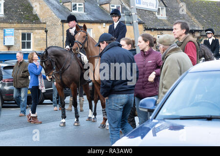 Stow on the Wold, UK. 01 gen 2019. Stow-su-il-wold, nel Gloucestershire. Regno Unito. 01/01/19 l'annuale Giorno di nuovi anni Hunt si incontrano a Stow-On-The-Wold. Un marcato aumento di spettatori e seguaci di quest'anno. Credito: Desmond J Brambley Credito: Desmond Brambley/Alamy Live News Foto Stock