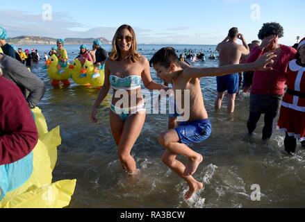 Lyme Regis, Dorset. Il 1° gennaio 2019. Affondo di Lyme, nuovi anni nuotare, Lyme Regis, Dorset Credito: Finnbarr Webster/Alamy Live News Foto Stock