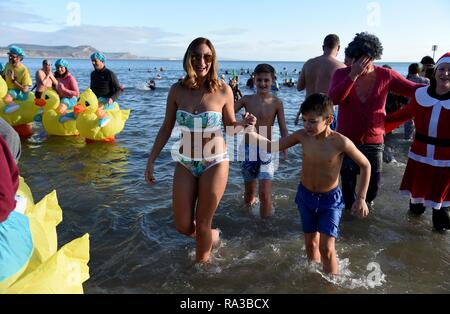 Lyme Regis, Dorset. Il 1° gennaio 2019. Affondo di Lyme, nuovi anni nuotare, Lyme Regis, Dorset Credito: Finnbarr Webster/Alamy Live News Foto Stock