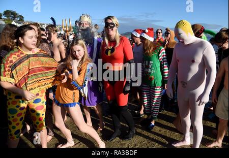 Lyme Regis, Dorset. Il 1° gennaio 2019. Affondo di Lyme, nuovi anni nuotare, Lyme Regis, Dorset Credito: Finnbarr Webster/Alamy Live News Foto Stock