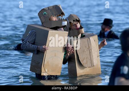 Lyme Regis, Dorset. Il 1° gennaio 2019. Affondo di Lyme, nuovi anni nuotare, Lyme Regis, Dorset Credito: Finnbarr Webster/Alamy Live News Foto Stock