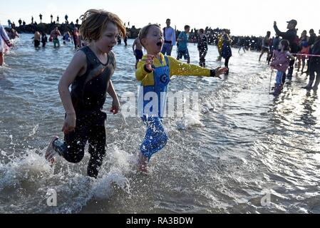 Lyme Regis, Dorset. Il 1° gennaio 2019. Affondo di Lyme, nuovi anni nuotare, Lyme Regis, Dorset Credito: Finnbarr Webster/Alamy Live News Foto Stock