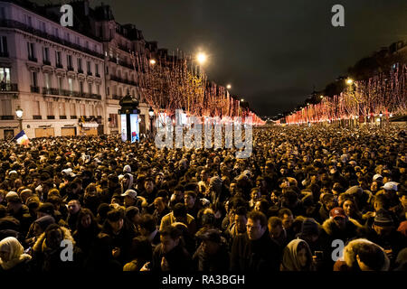 Parigi, Francia. 31 Dic, 2018. Per il quinto anno in una riga, Paris offre un suono e luce che mostra l'Avenue des Champs-Élysées, in occasione del passaggio al nuovo anno su dicembre 31, 2018, Parigi, Francia. Diverse centinaia di migliaia di persone partecipano al maestoso spettacolo che mette in evidenza la nozione di fraternità. Credito: Bernard Menigault/Alamy Live News Foto Stock