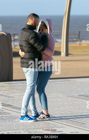 Blackpool, Lancashire. Il 1° gennaio 2019. Regno Unito Meteo. Freddo, blustery ma giornata soleggiata sul lungomare & promontorio. I turisti che visitano la città per il nuovo anno godersi la luce esercitare sulle sabbie e foreshore di questo British seaside resort. Credito: MediaWorldImages/AlamyLiveNews Foto Stock