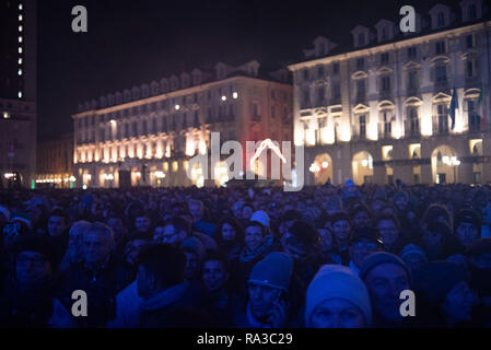 Foto LaPresse/Alberto Gandolfo 31-12-2018&#xa0;Torino(Italia) Cronaca&#x2028;Capodanno Magico in Piazza Castello nella foto:&#xa0;pubblico&#x2028;&#x2028;foto LaPresse/Alberto Gandolfo Dicembre 31, 2018, Torino (Italia) News&#x2028;notte di Capodanno in piazza Castello nel pic: udienza Foto Stock