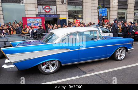 London.UK.1 gennaio 2019.I partecipanti nell'annuale Londra Capodanno Parade preparatevi al puntone la loro roba davanti a migliaia di spettatori. Credito: Brian Minkoff/Alamy Live News Foto Stock