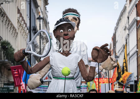 Londra, Regno Unito. Il 1° gennaio 2019. Il Borough di Merton galleggiante del gigante caratteristiche Wimbledon Tennis Giocatori. Londra il primo giorno del nuovo anno Parade 2019, o LNYDP, caratteristiche appena oltre 10.000 partecipanti provenienti da Stati Uniti, UJ e Europa eseguire in Marching Band, cheer leader, squadroni carri allegorici a tema dal London Boroughs, e molti altri gruppi. Il percorso procede da Piccadilly via popolari attrazioni come Trafalgar Square verso Whitehall a Londra centrale ogni anno. Credito: Imageplotter News e sport/Alamy Live News Foto Stock