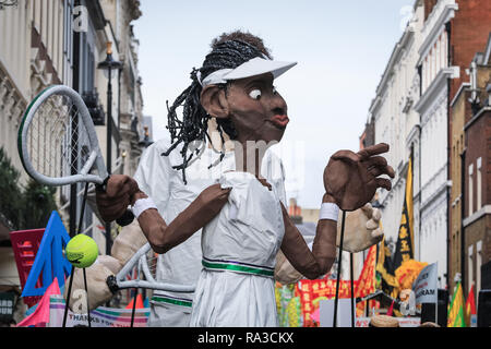 Londra, Regno Unito. Il 1° gennaio 2019. Il Borough di Merton galleggiante del gigante caratteristiche Wimbledon Tennis Giocatori. Londra il primo giorno del nuovo anno Parade 2019, o LNYDP, caratteristiche appena oltre 10.000 partecipanti provenienti da Stati Uniti, UJ e Europa eseguire in Marching Band, cheer leader, squadroni carri allegorici a tema dal London Boroughs, e molti altri gruppi. Il percorso procede da Piccadilly via popolari attrazioni come Trafalgar Square verso Whitehall a Londra centrale ogni anno. Credito: Imageplotter News e sport/Alamy Live News Foto Stock