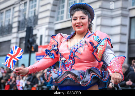 Londra, Regno Unito. Il 1° gennaio 2019.Carnaval del Pueblo intrattiene con ritmi latino-americani e danze. Londra il primo giorno del nuovo anno Parade 2019, o LNYDP, caratteristiche appena oltre 10.000 partecipanti provenienti da Stati Uniti, UJ e Europa eseguire in Marching Band, cheer leader, squadroni carri allegorici a tema dal London Boroughs, e molti altri gruppi. Il percorso procede da Piccadilly via popolari attrazioni come Trafalgar Square verso Whitehall a Londra centrale ogni anno. Credito: Imageplotter News e sport/Alamy Live News Foto Stock