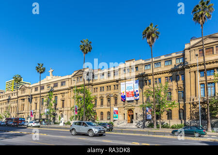 Santiago del Cile - 1° OTT 2017 - un grande palazzo universitario con le auto in un ampio viale in un cielo blu giorno a Santiago Foto Stock