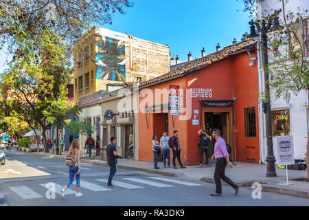 Santiago del Cile - 1° OTT 2017 - gruppo di persone che camminano per le strade di Bela Vista quartiere di Santiago del Cile Foto Stock